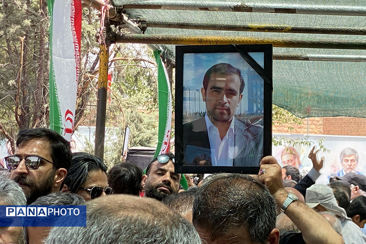حضور پرشور دانش‌آموزان و فرهنگیان در تشییع پیکر شهدا
