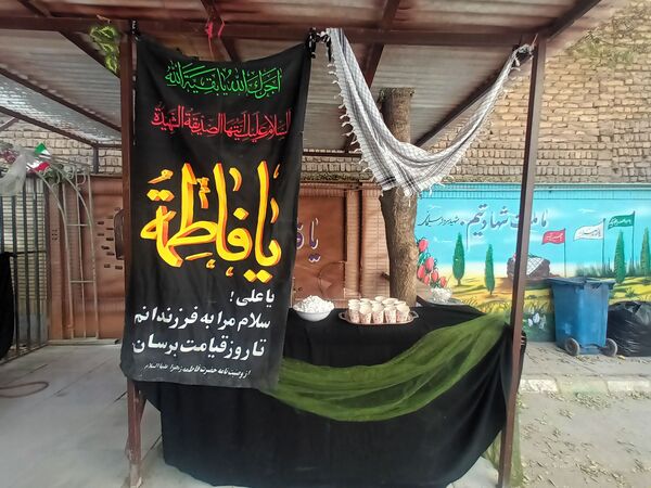 عطر فاطمی در فضای آموزش دبیرستان میرزا جعفر سروقد با برپایی ایستگاه صلواتی 