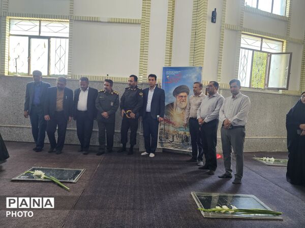 غبارروبی و عطرافشانی گلزار شهدا به مناسبت هفته دفاع مقدس