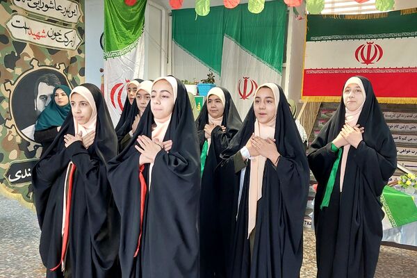 افتتاحیه نمایشگاه «مدرسه انقلاب» در مدرسه شهید شرافت بهارستان‌دو