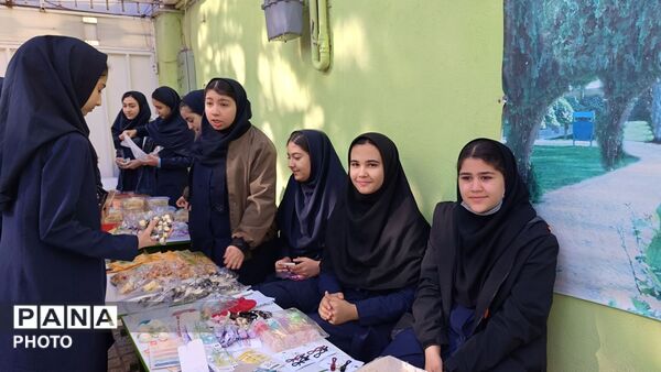 بازارچه کارآفرینی دانش آموزی  در دبیرستان صالحین نیشابور 