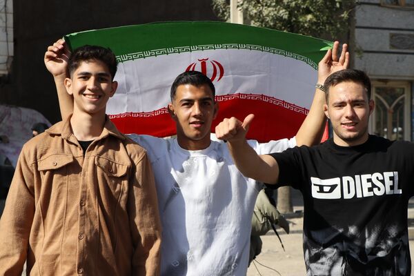 حضور پرشور دانش‌آموزان و مسئولین در راهپیمایی ۱۳ آبان در ناحیه یک بهارستان