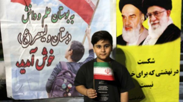 بازدید قائم‌مقام سازمان دانش‌آموزی از غرفه شهدای دانش‌آموز ورامین