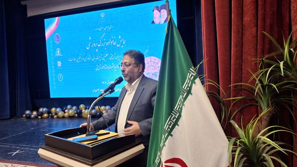 تجلیل از تلاش‌های بی‌وقفه مربیان در همایش خانواده بزرگ پرورشی