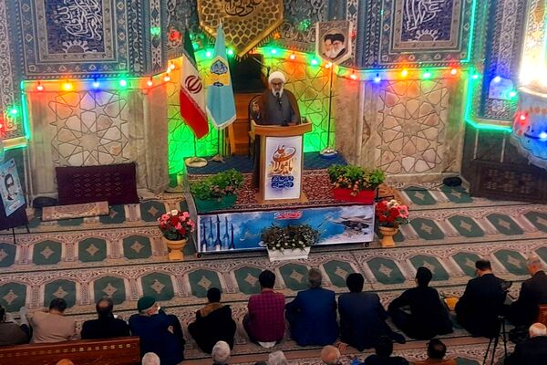 نماز عبادی جمعه این هفته با حضور پرشور مردم مؤمن و ولایت‌مدار ورامین 