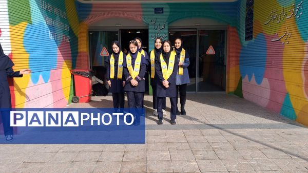 آغاز جشن‌های انقلابی مدرسه توسط پیشتازان 