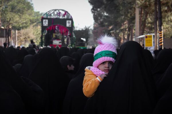 تشییع پیکر مطهر شهید گمنام ۱۷ ساله در اردکان 