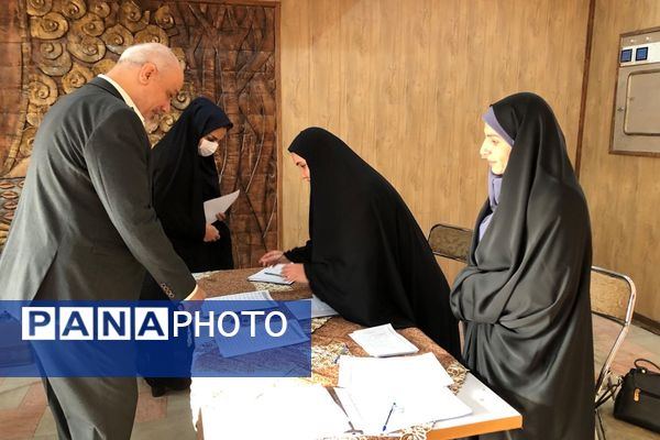 برگزاری جلسه مدیران با حضور فعال مسئولان آموزش و پرورش و اداره کل شهرستانهای تهران در ناحیه دو شهرری