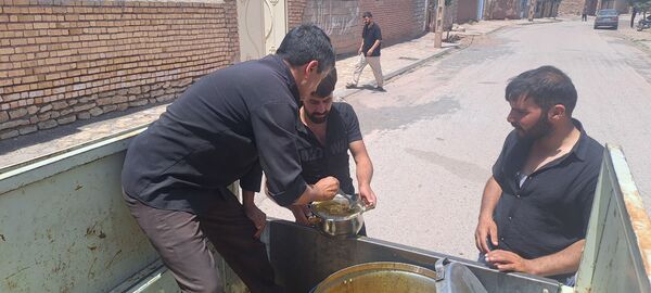 پخش نذری ظهر عاشورا در روستای حسن آباد بلهر 