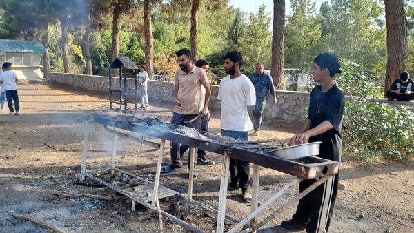 خودکفایی در آشپزی؛ دانش‌آموزان جوجه را از زغال تا سفره رساندند