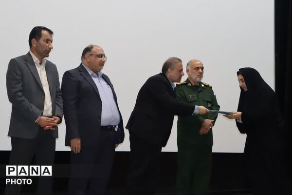 تجلیل از کارمندان نمونه شهرستان زرقان
