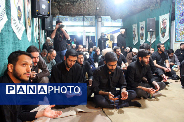 روایتگری طلاب جوان در یادواره شهدای مدرسه حقانی قم