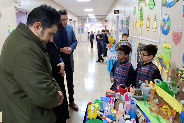 بازدید کارشناس پژوهش ناحیه دو شهرری از نمایشگاه پژوهش دبستان قلنبر