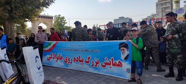 همایش پیاده‌روی خانوادگی به‌مناسبت هفته دفاع مقدس در نیشابور
