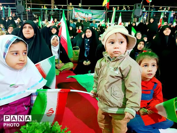 چهلم رهبر شهیدمان و کودکان میناب در میدان بازار دوم نازى آباد