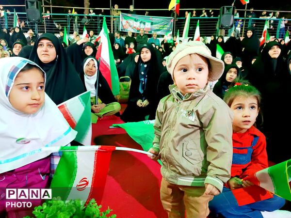 چهلم رهبر شهیدمان و کودکان میناب در میدان بازار دوم نازى آباد