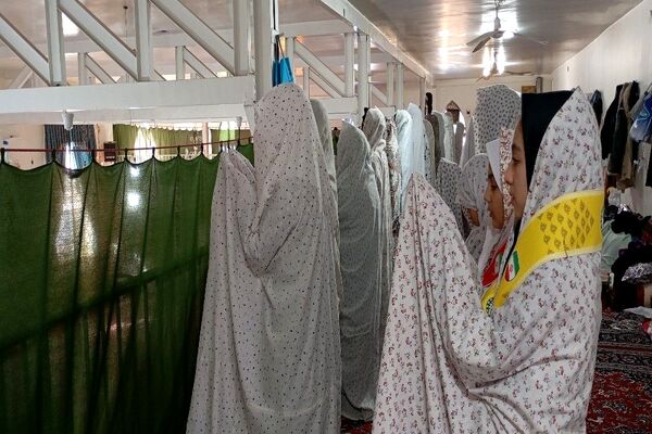 اقامه نماز جماعت باحضور معتکفین در مسجد جامع شهر بار نیشابور 