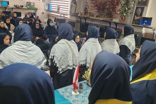 اجرای طرح «لاله‌های روشن» در دبیرستان هیات امنایی فرزانگان با هدف ترویج فرهنگ ایثار