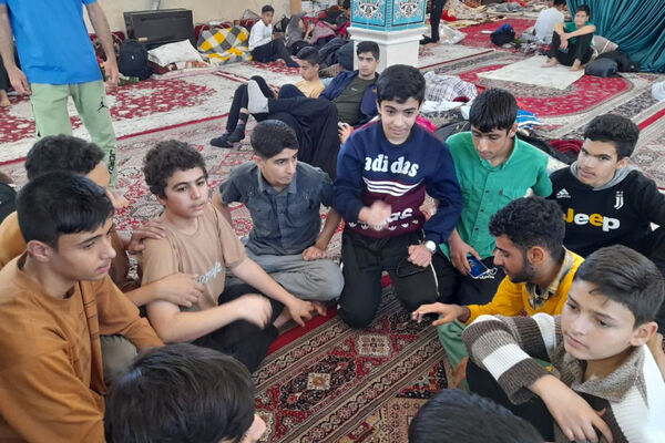 اعتکاف دانش‌آموزان دبیرستان شاهد شهید زرین کلاه شهرستان اقلید در مسجد امام حسین (ع)