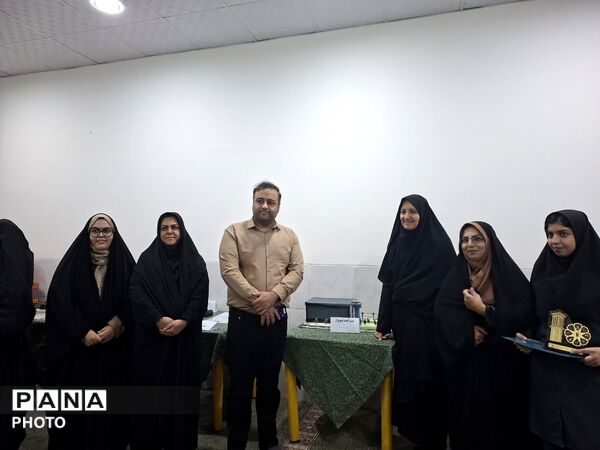 غرفه دبیرستان دخترانه شاهد طالقانی به‌مناسبت هفته مشاغل 