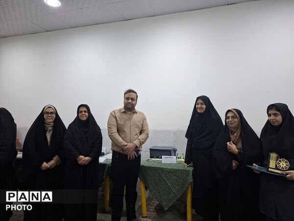 غرفه دبیرستان دخترانه شاهد طالقانی به‌مناسبت هفته مشاغل 