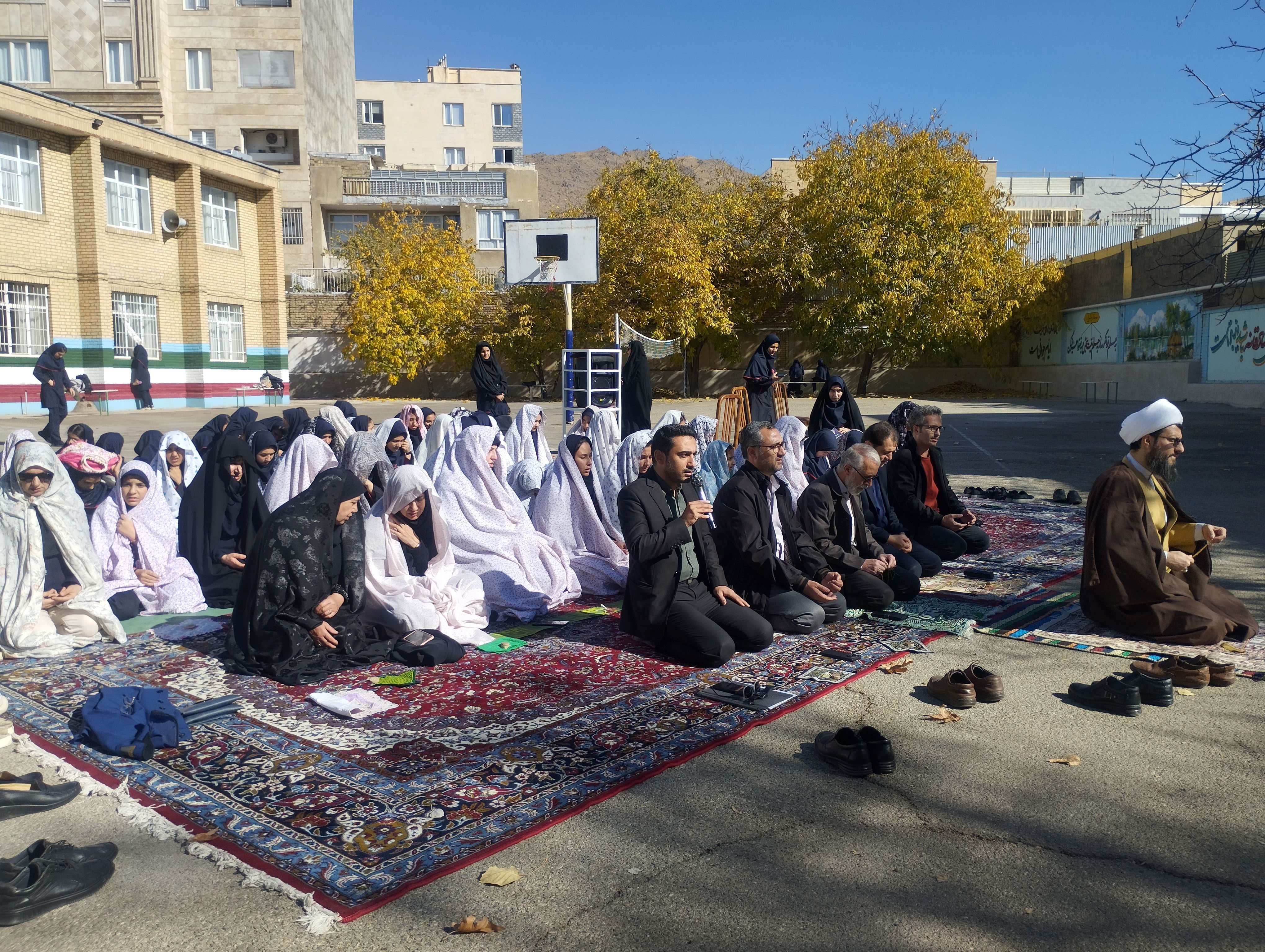 سجده‌ای برای آبادی