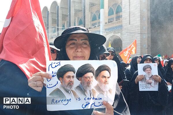 حضور باشکوه خونخواهان رهبر شهید در مصلی امام خمینی(ره) تهران