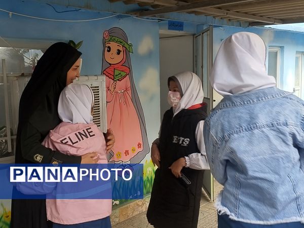 حضور مامور نیروی انتظامی در مدرسه و گفتگوی صمیمی با دانش آموزان و آگاهی بخشی درمورد مسائل امنیتی 