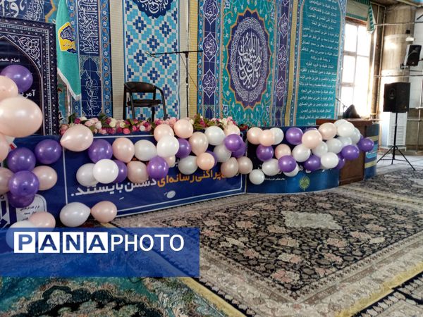دکلمه‌خوانی دانش‌آموزان در مقابل مادران شهرستان قدس به‌مناسبت روز مادر