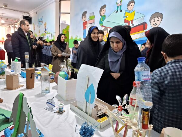 نمایشگاه دست سازه‌های دانش‌آموزان در دبستان هیأت امنایی ملاصدرا 