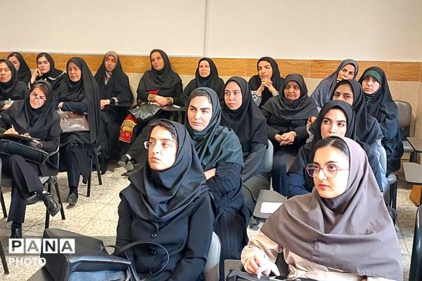  جلسه ضمن خدمت در دبیرستان نمونه‌دولتی ولایت بهارستان‌دو