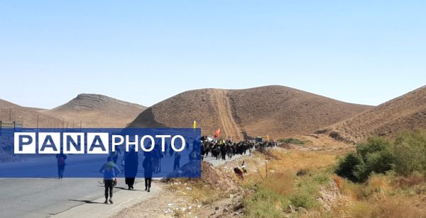  کاروان زائرین پیاده دانش‌آموزی در نیشابور