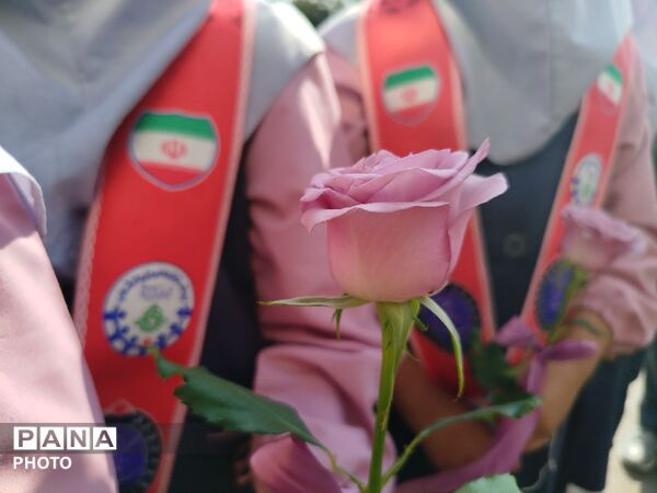 تجلیل دانش آموزان از حافظان امنیت  در نیشابور
