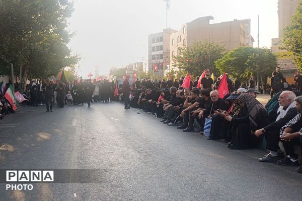 اجرای گروه سرود ریحانه‌الحسین پردیس در مراسم تشییع  رهبر شهید
