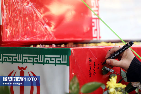 تشییع پیکرهای ۱۰۰ شهید گمنام از مقابل دانشگاه تهران