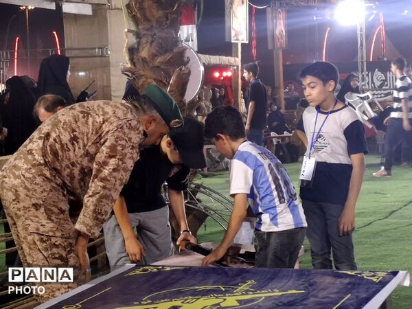 آشنایی نوجوانان با اصول اولیه کار با سلاح در غرفه «شهر کودک و نوجوان حسینی» محرم‌شهر