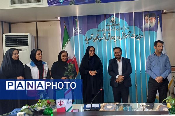 تقدیر از مراقبین سلامت و ارگان‌های مرتبط با حوزه سلامت در اداره آموزش و پرورش شهریار 