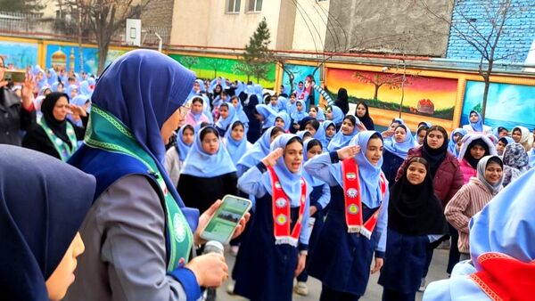 آیین نواختن زنگ چهل و هفتمین سالروز پیروزی انقلاب اسلامی در دبستان دخترانه فرهنگیان ۲