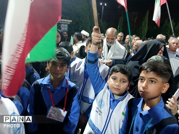  میز خدمت به میزبانی مدرسه پسرانه شهید مهدی غفاری در تجمعات شبانه شهر فرون آباد