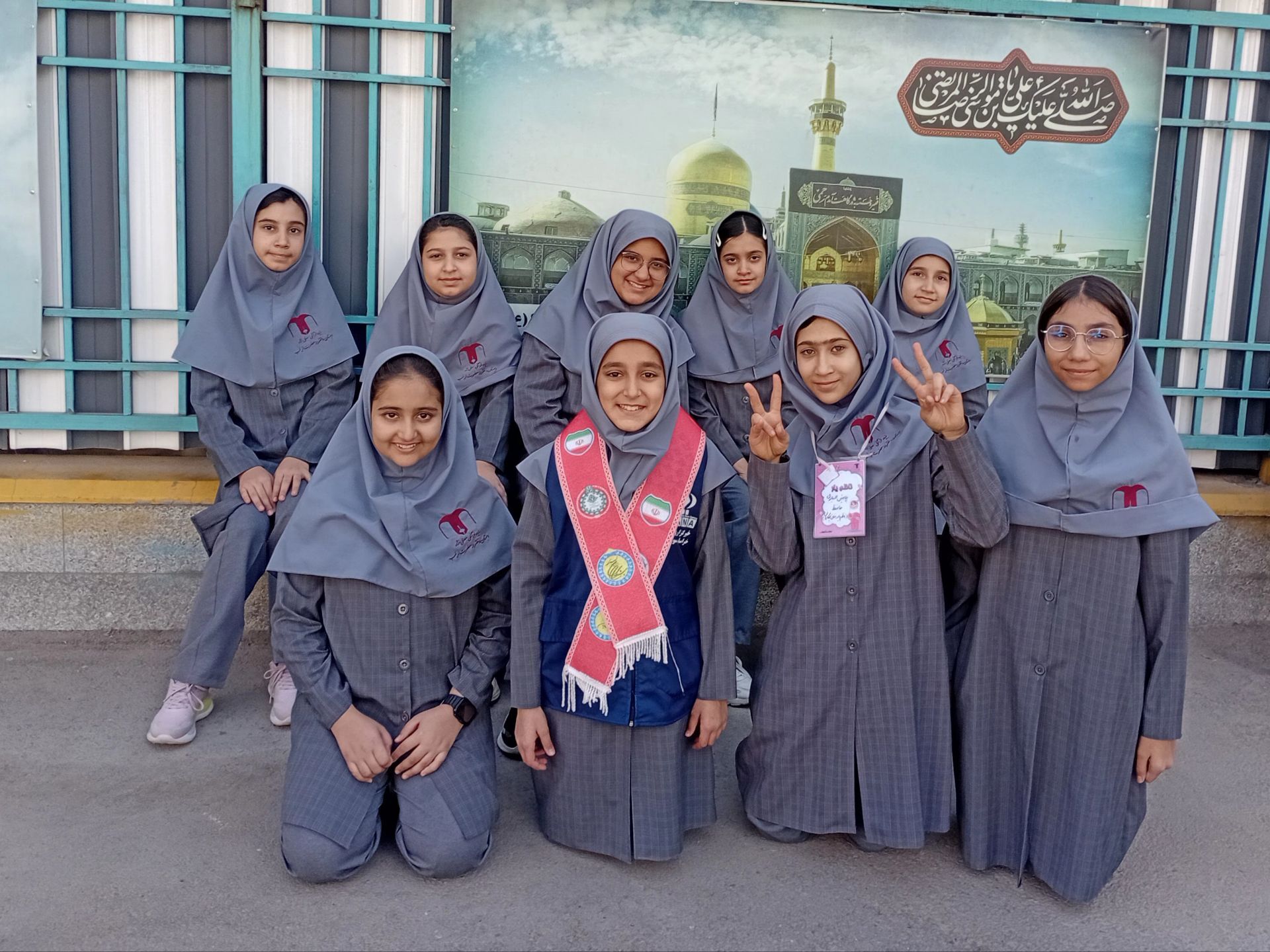 عکس یادگاری دانش‌آموزان دبستان مصلی نژاد حضرت زینب(س)