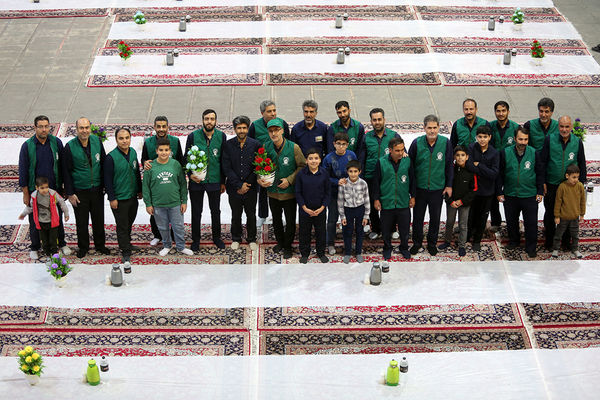 ضیافت افطاری ۲۵ هزار نفری حرم بانوی کرامت در شب میلاد کریم اهل بیت (ع)