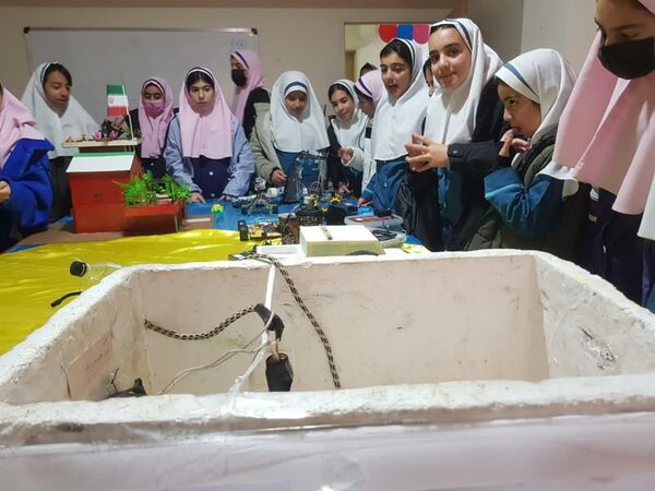 نمایشگاه آثار پژوهشی دانش آموزان رودهن