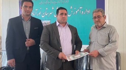 مدیر آموزش و پرورش نورآباد به جانباز پرویز عزیزیان ادای احترام کرد