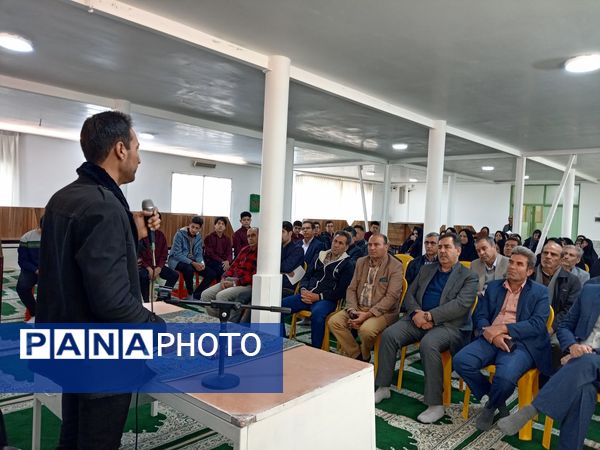 جلسه انجمن اولیا و مربیان تخصصی پایه های دهم دبیرستان نمونه آیت الله خامنه ای برگزار شد