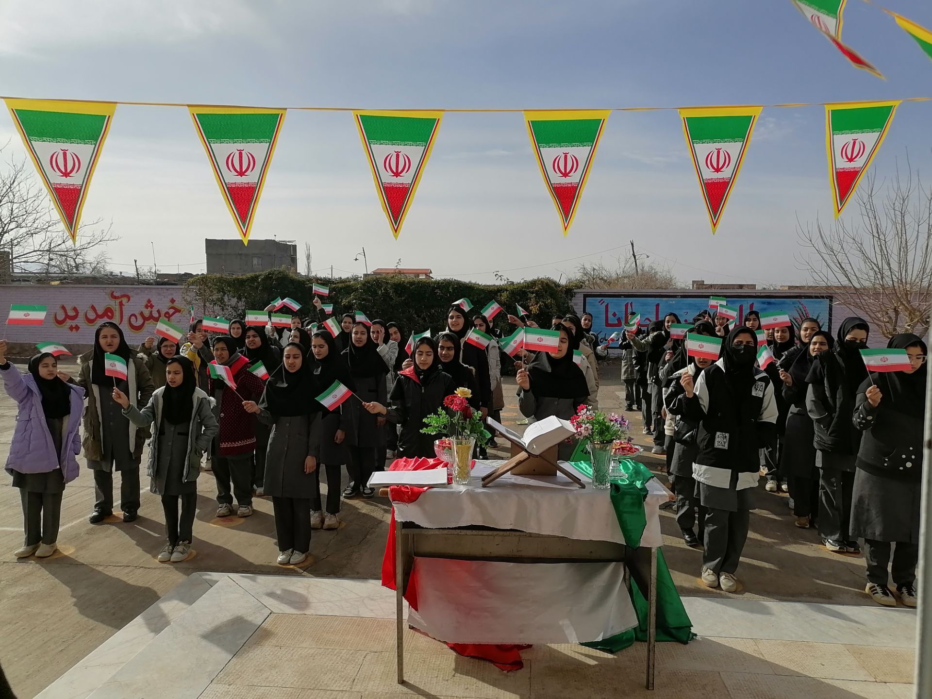 نواختن زنگ انقلاب در دبیرستان حاج مهدی روحانی روستا ارغا