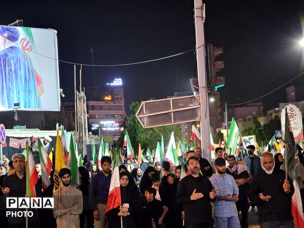 حضور گسترده مردم در سالگرد چهلمین روز درگذشت رهبر شهید در خیابان‌های شهر بندرعباس
