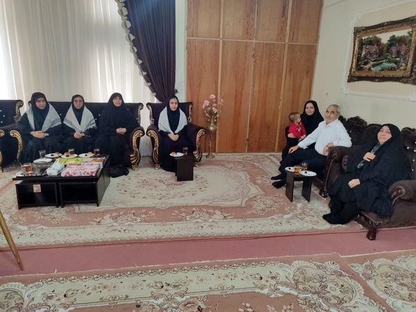 دیدار دانش‌آموزان هنرستان بصیرت با خانواده جانباز قاسم رسائی پور