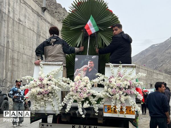 تشییع پیکر شهید دانشمند محمدرضا کیا بر دستان مردم کرج 