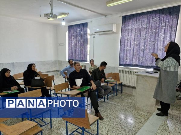 کارگاه آموزشی بررسی کتاب‌های درسی ویژه دبیران مدارس عشایری 