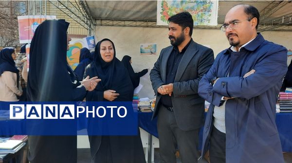 اولین نمایشگاه ماها در دبیرستان فرزانگان ۲ دوره دوم ناحیه ۷ مشهد